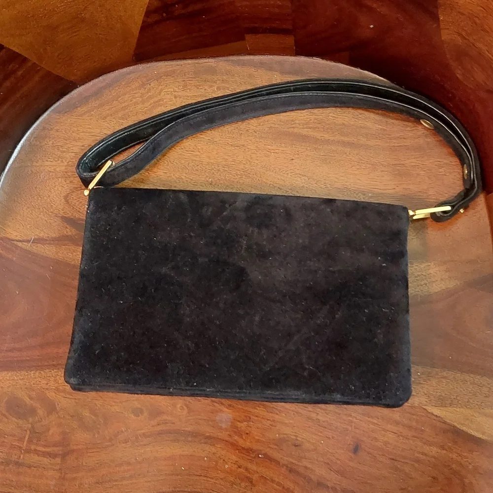 Vintage Black Shoulder Bag with Gold Chain Accent - Picture 5 of 11